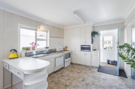 Photo of property in 4 Turakina Street, Merrilands, New Plymouth, 4312