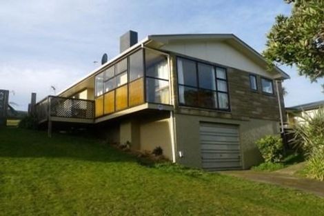 Photo of property in 60 Stewart Drive, Newlands, Wellington, 6037