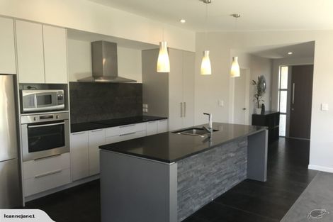 Photo of property in 33 Butterworth Crescent, Papamoa Beach, Papamoa, 3118