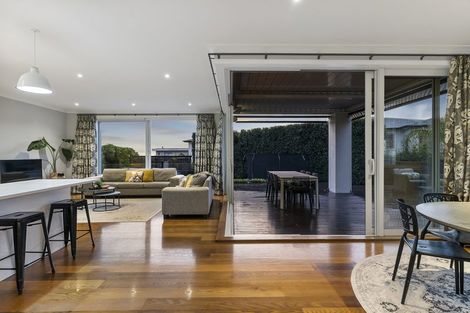 Photo of property in 8 Verley Rise, East Tamaki Heights, Auckland, 2016