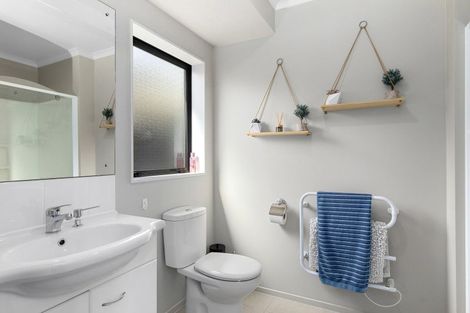 Photo of property in 15 Aragon Grove, Kingsley Heights, Upper Hutt, 5018