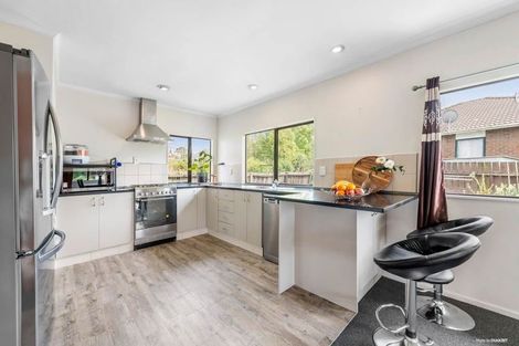 Photo of property in 32 Trojan Crescent, New Lynn, Auckland, 0600