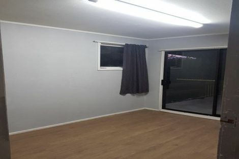 Photo of property in 35 Easton Park Parade, Glenfield, Auckland, 0629