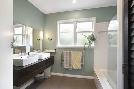 Photo of property in 18 Derwent Crescent, Titirangi, Auckland, 0604