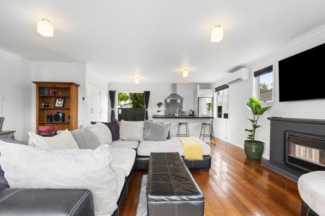 Photo of property in 11 Durham Crescent, Palmerston North, 4414