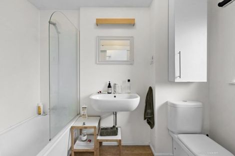 Photo of property in Kingsgate Flats, 10 Austin Street, Mount Victoria, Wellington, 6011