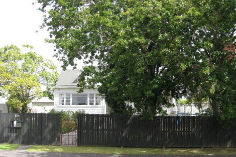 Photo of property in 1/77 Beach Haven Road, Beach Haven, Auckland, 0626