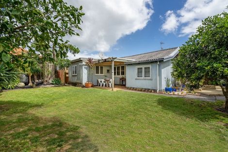 Photo of property in 1/6 Shakespeare Road, Milford, Auckland, 0620