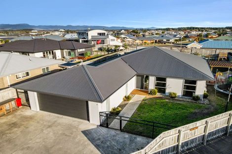 Photo of property in 17 Story Street, Foxton Beach, Foxton, 4815