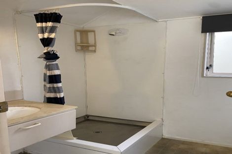 Photo of property in 2 Marendellas Drive, Bucklands Beach, Auckland, 2014