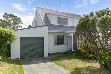 Photo of property in 5a Sunhaven Drive, Newlands, Wellington, 6037