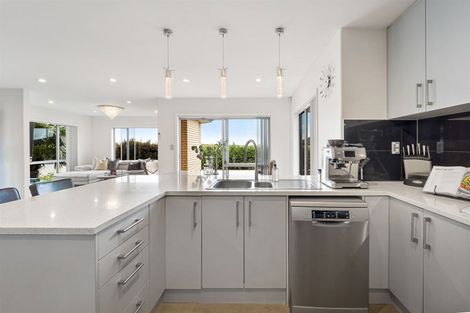 Photo of property in 30 Schnapper Rock Road, Schnapper Rock, Auckland, 0632