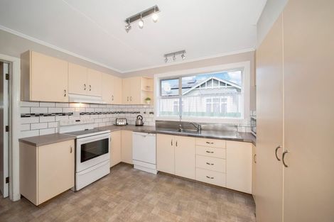 Photo of property in 28 Disraeli Street, Hawera, 4610