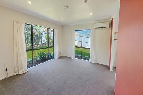 Photo of property in 33 Pitt Avenue, Clendon Park, Auckland, 2103