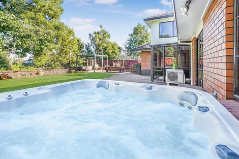 Photo of property in 18 Longwood Place, Harrowfield, Hamilton, 3210