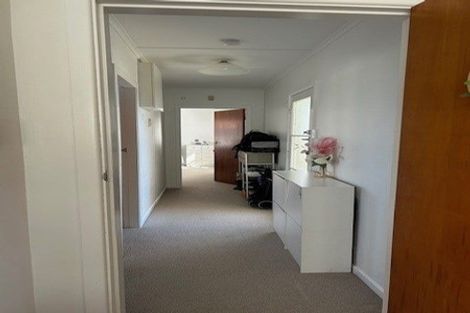 Photo of property in 18 Saulbrey Grove, Woburn, Lower Hutt, 5010