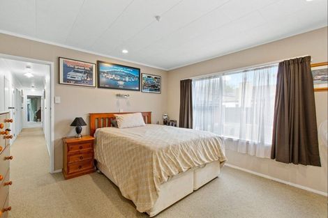 Photo of property in 20 Edgewater Grove, Orewa, 0931