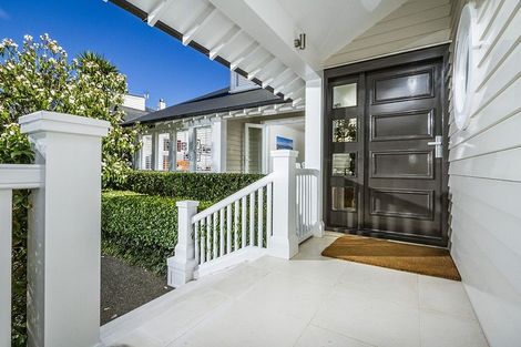 Photo of property in 10 Tiri Road, Milford, Auckland, 0620