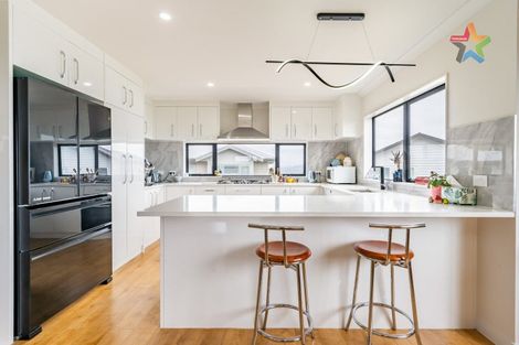 Photo of property in 6 Poto Road, Normandale, Lower Hutt, 5010