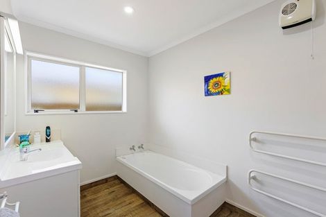 Photo of property in 3 Te Ropata Place, Waikanae Beach, Waikanae, 5036