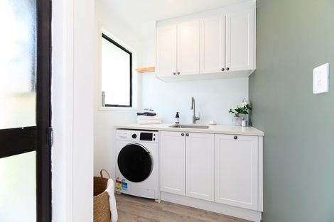 Photo of property in 17 Foyle Place, Glendene, Auckland, 0602