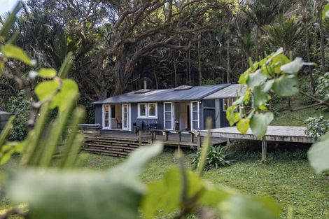 Photo of property in 122 Garden Road, Piha, New Lynn, 0772