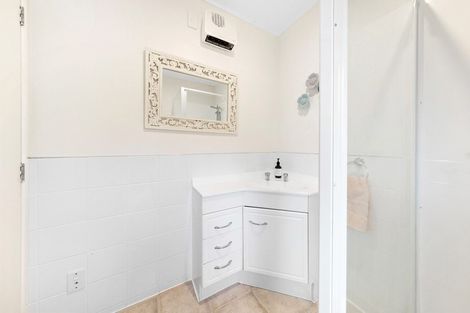 Photo of property in 3b Laingrange Place, Laingholm, Auckland, 0604