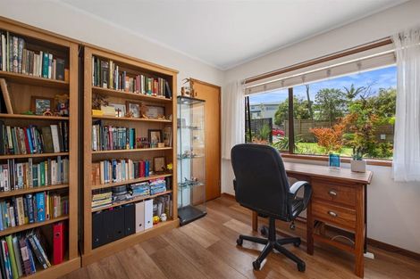 Photo of property in 24 Deverell Place, Northcross, Auckland, 0632