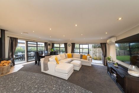 Photo of property in 39 Tennyson Avenue, Kelvin Grove, Palmerston North, 4414