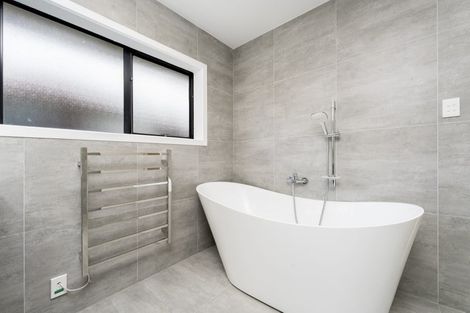 Photo of property in 14 Rhinevale Close, Henderson, Auckland, 0612