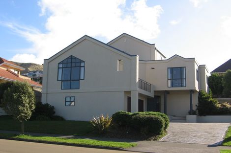 Photo of property in 132 Westchester Drive, Churton Park, Wellington, 6037