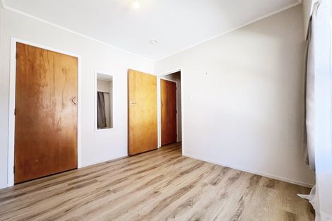 Photo of property in 2/53 Ayton Drive, Totara Vale, Auckland, 0629