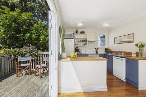 Photo of property in 33 Edinburgh Terrace, Berhampore, Wellington, 6023