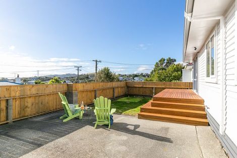 Photo of property in 9 Balmain Street, Newlands, Wellington, 6037