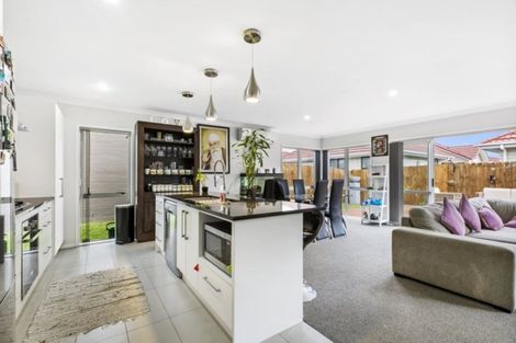 Photo of property in 92 Popokatea Drive, Takanini, 2112