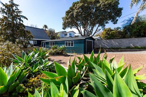 Photo of property in 1396 Whangaparaoa Road, Army Bay, Whangaparaoa, 0930