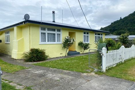 Photo of property in 7 Canterbury Street, Picton, 7220