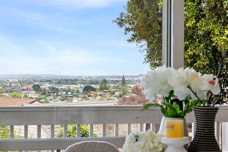 Photo of property in 1a Highgrove Lane, Totara Vale, Auckland, 0632