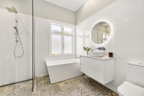 Photo of property in 210 Oriental Parade, Oriental Bay, Wellington, 6011