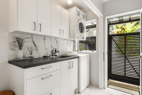 Photo of property in 2/12a Mcdowell Crescent, Hillcrest, Auckland, 0627