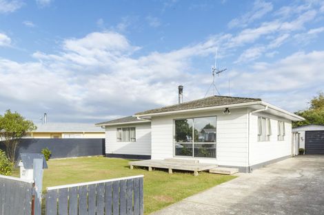 Photo of property in 27 Pinedale Parade, Milson, Palmerston North, 4414