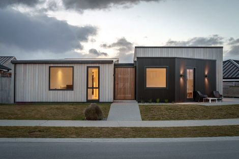 Photo of property in 17 Doug Ledgerwood Drive, Wanaka, 9305