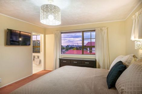 Photo of property in 33 James Evans Drive, Northcote, Auckland, 0627