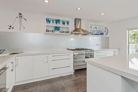 Photo of property in 9 Fairbairn Place, East Tamaki Heights, Auckland, 2016