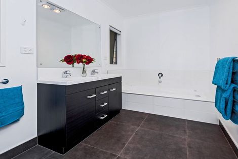 Photo of property in 9 Fairbairn Place, East Tamaki Heights, Auckland, 2016