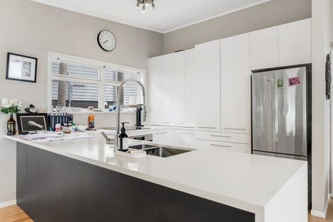 Photo of property in 11 Swan Crescent, Pakuranga, Auckland, 2010