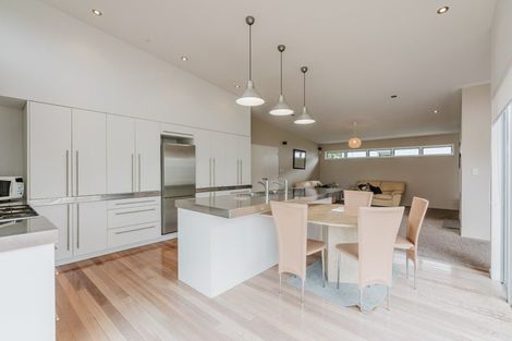 Photo of property in 92 Saint James Drive, Huntington, Hamilton, 3210