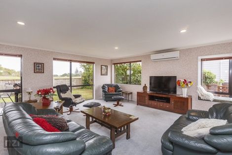 Photo of property in 35 Springdale Grove, Fitzherbert, Palmerston North, 4410