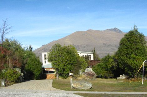 Photo of property in 34 Cedar Drive, Kelvin Heights, Queenstown, 9300