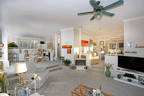 Photo of property in 17 Santa Monica Place, Goodwood Heights, Auckland, 2105